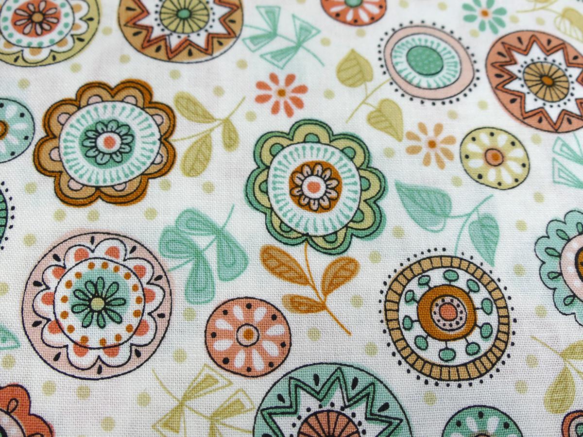 Baumwollstoff aus der Serie Doodle Days mit bunten Kreisen und Blumen Detailansicht